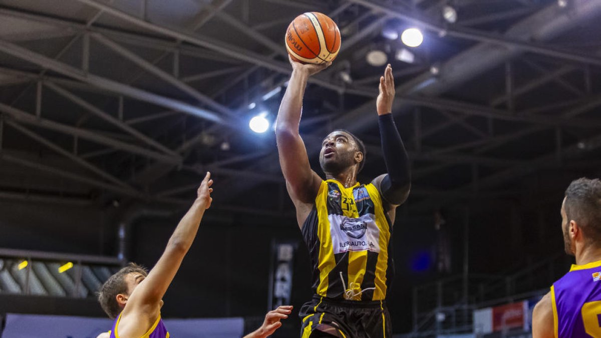 Wendell lanzando a canasta en una imagen de archivo.