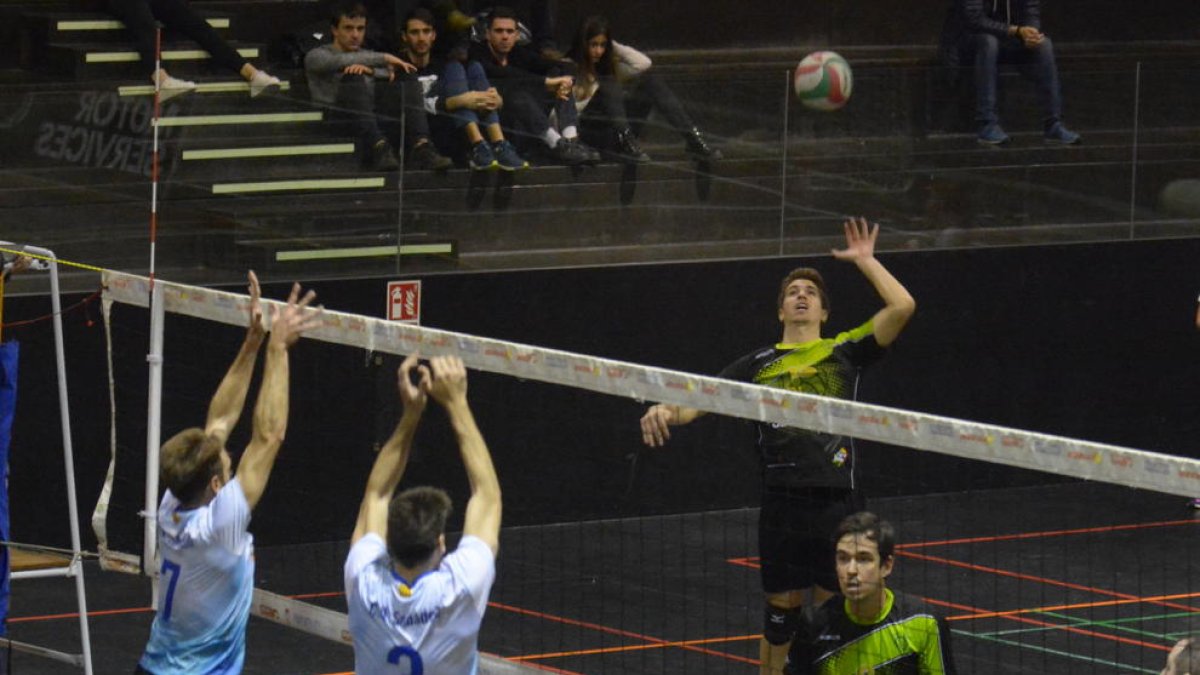 Una jugada del partit d’ahir entre el Rodi Balàfia i el Sabadell.