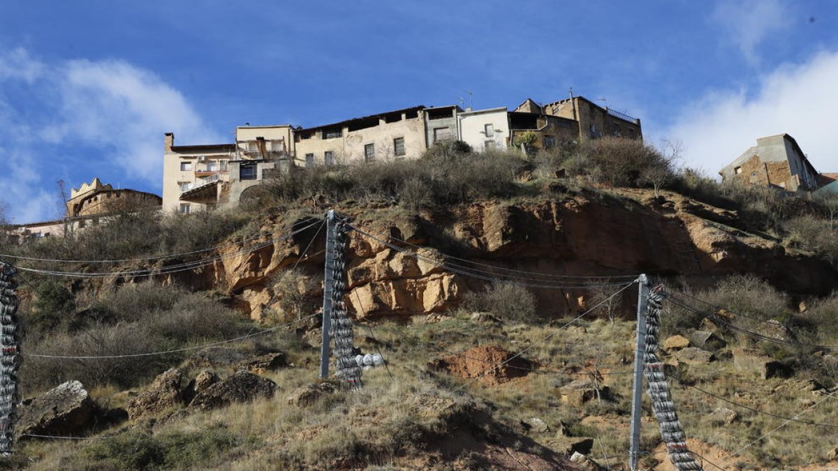 Las obras para instalar mallas que se están llevando a cabo en la C-13 a la altura de Talarn.