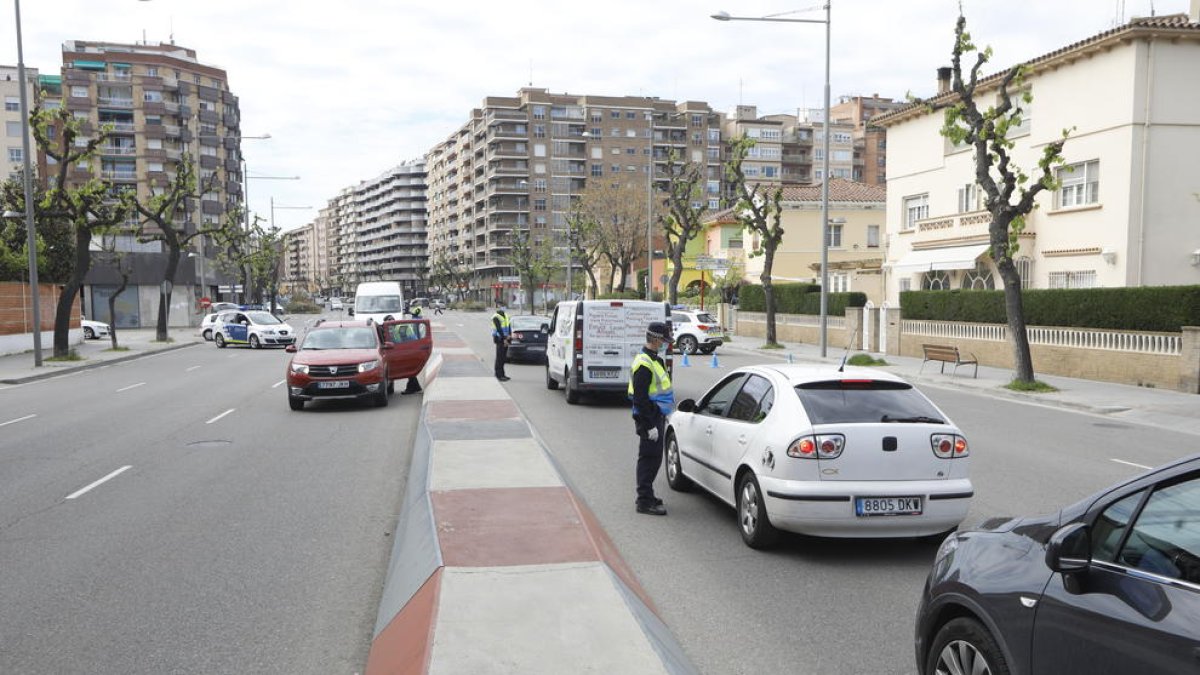 Un control en Lleida para comprobar salidas de los ciudadanos.