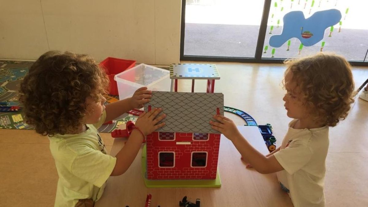Dos niños jugando la semana pasada en una ludoteca municipal de la capital.