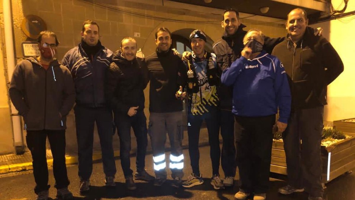 Arenas, quart per la dreta, ahir amb alguns amics a Bell-lloc.