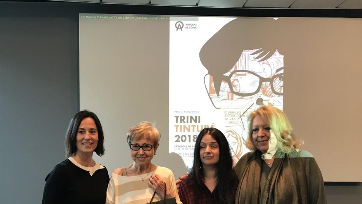 Trini Tinturé (2ª izquierda), el sábado en el acto de reconociemiento en el Saló del Còmic de Barcelona.