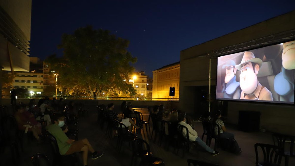 El Museu de Lleida va estrenar ahir a la nit el cicle de projeccions a la fresca que va ajornar al juliol.