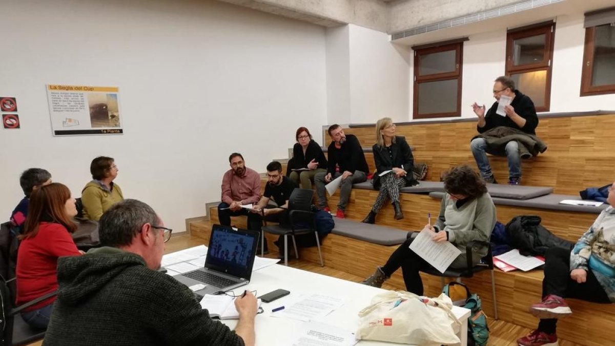 Imatge de la reunió d’ahir de la plataforma en defensa del col·legi Àngel Guimerà de Balaguer.