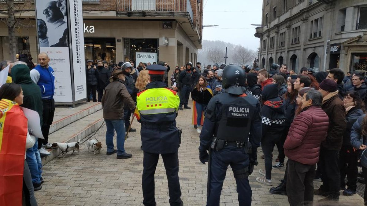 Colectivos independentistas y antifascistas se enfrentan a una concentración de Vox frente a la Paeria