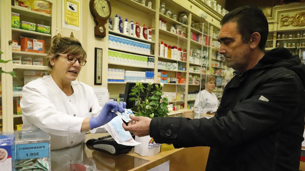 La targeta sanitària física conviurà amb la virtual. 