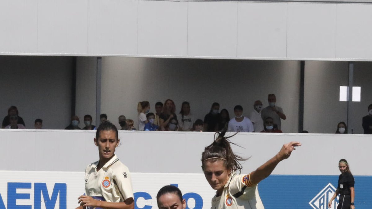 Pixu pelea por el control del balón con una jugadora rival.