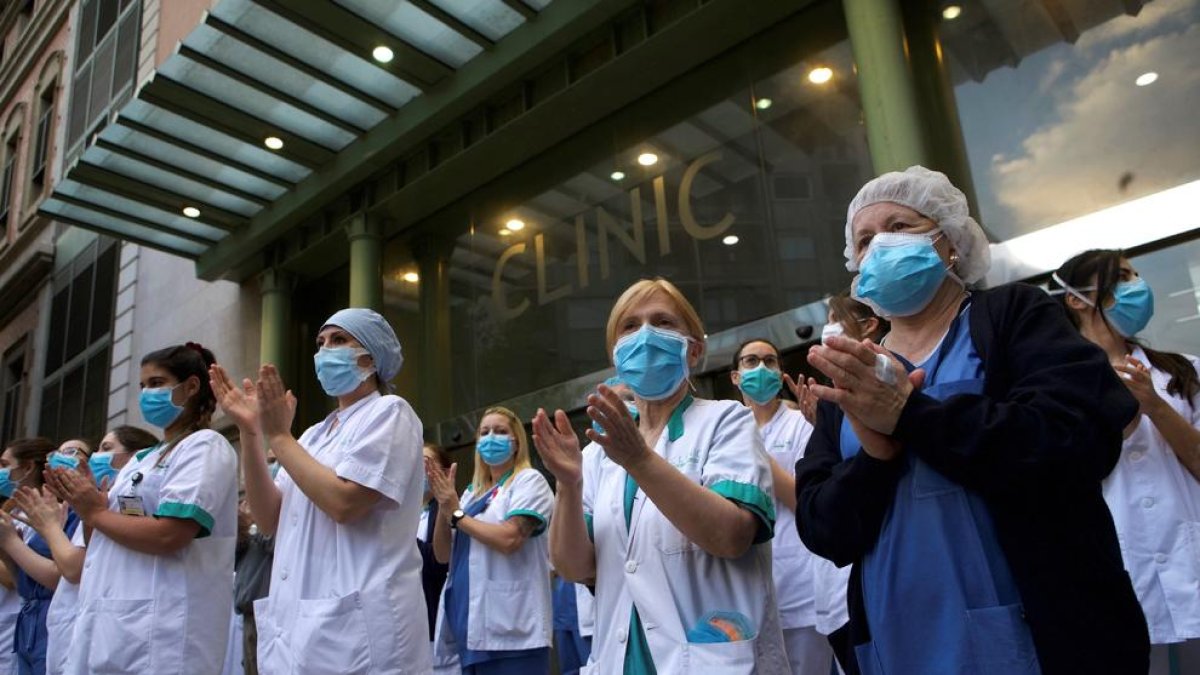 Personal sanitario aplaudiendo ayer delante el Hospital Clínic de Barcelona.