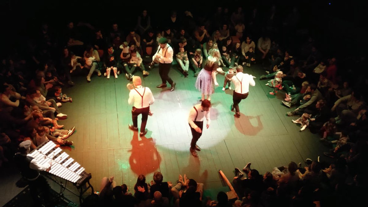 El grupo musical y el público familiar compartió el escenario teatral.