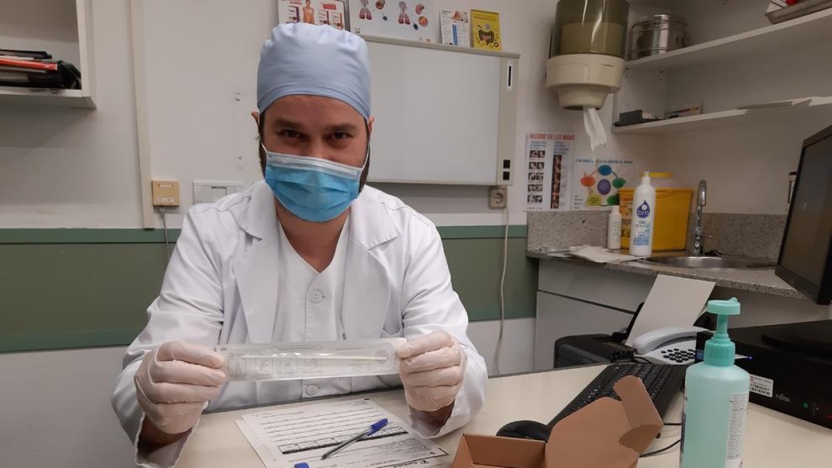 Un metge de l’ambulatori de la Seu mostra el kit amb el qual fan les PCR.