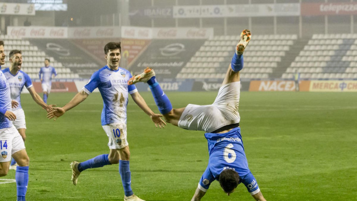 Eder celebra de forma acrobática el segundo de los dos tantos que consiguió ayer y que significaron la victoria ante el Valencia Mestalla.