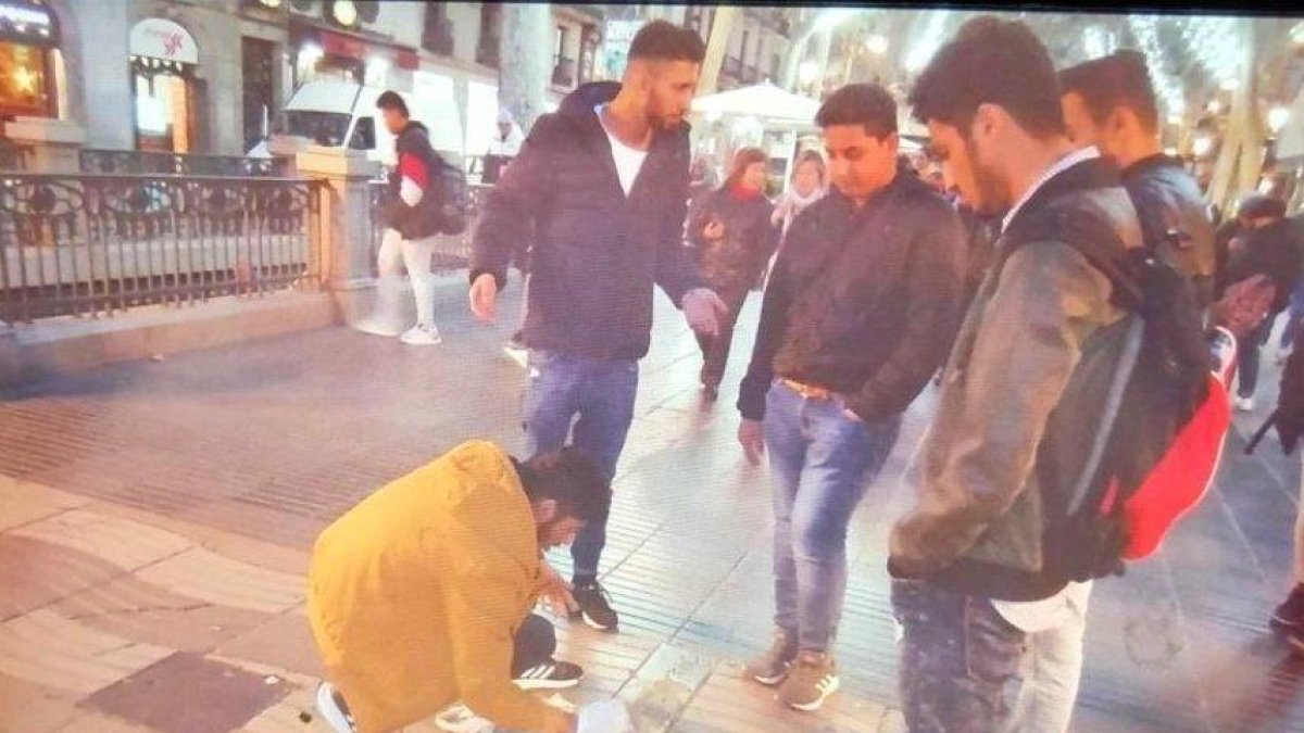 El momento en que cubrieron de cemento las frases.