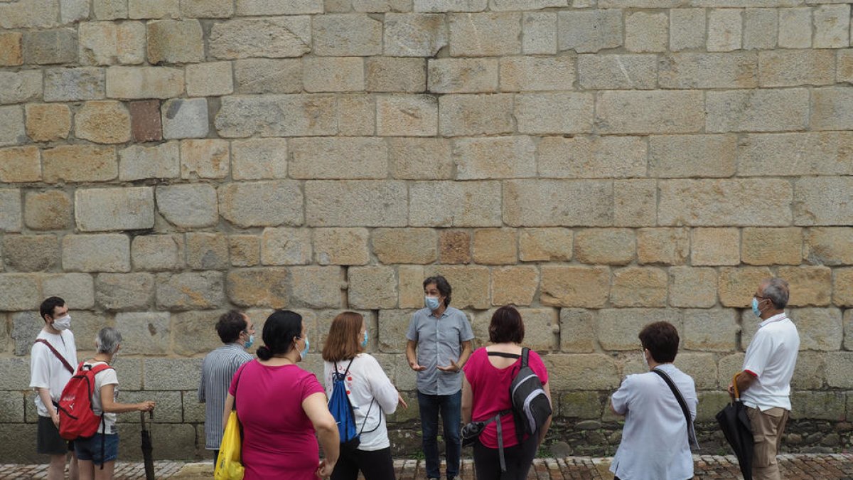 Los participantes pudieron descubrir las características geológicas de la catedral de Santa Maria d’Urgell.