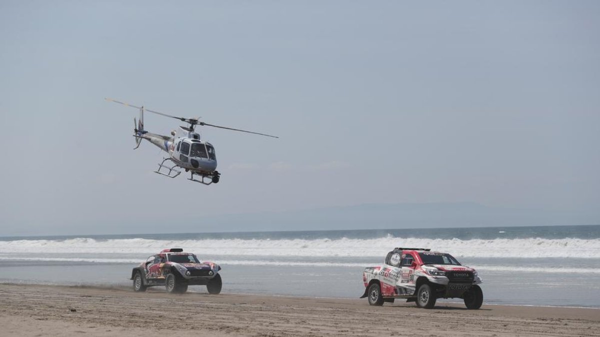Un helicòpter sobrevola el vehicle de Peterhansel.