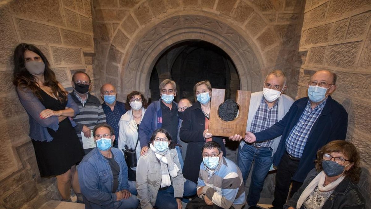 La presidenta del Fòrum l’Espitllera i membres de l’APACT, ahir després de l’entrega del guardó.