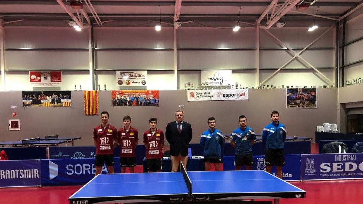 Els jugadors dels dos equips posen abans del partit.