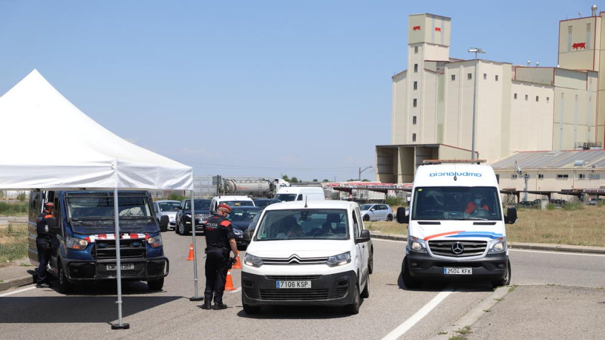 Alguns vehicles parats ahir en un control dels Mossos d’Esquadra a l’Ll-11 als Alamús.