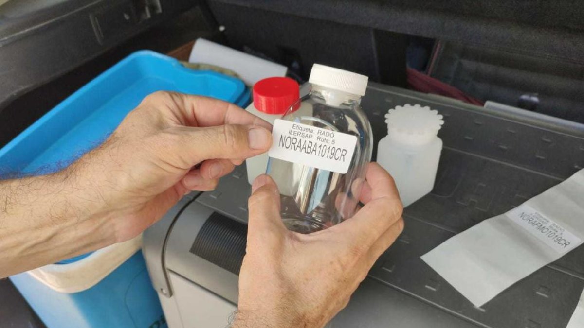 Controls de substàncies radioactives a l'aigua de tota la demarcació de Lleida