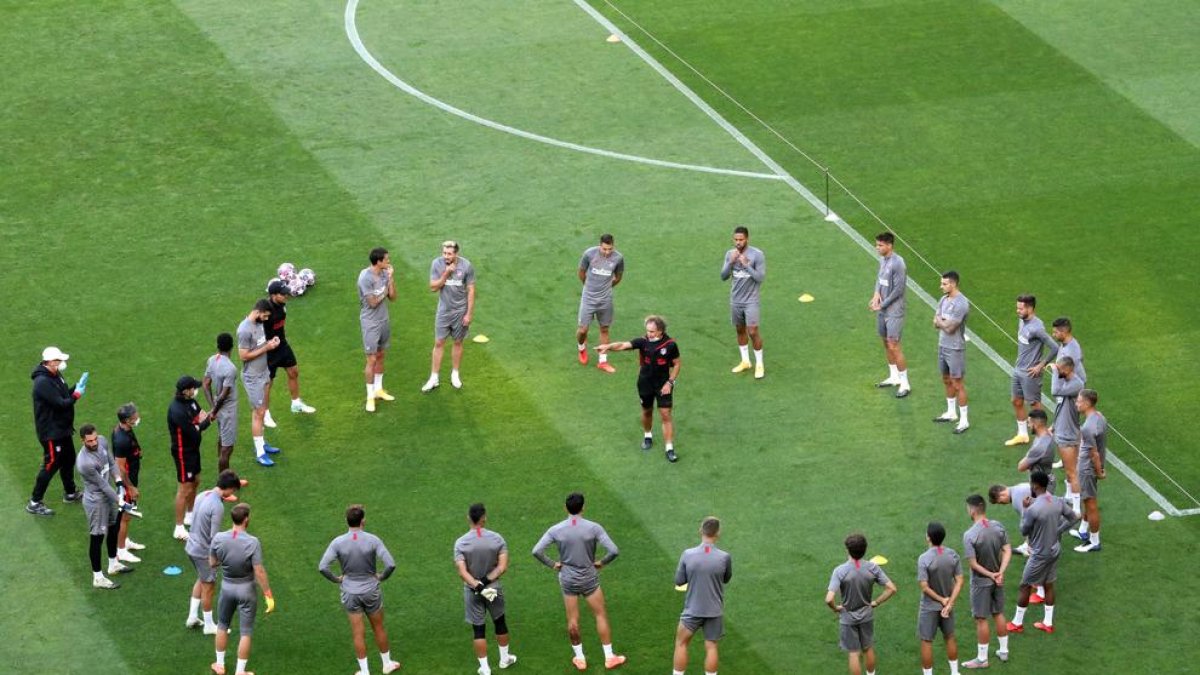 Los jugadores del Atlético de Madrid durante el entrenamiento en el estadio José Alvalade.