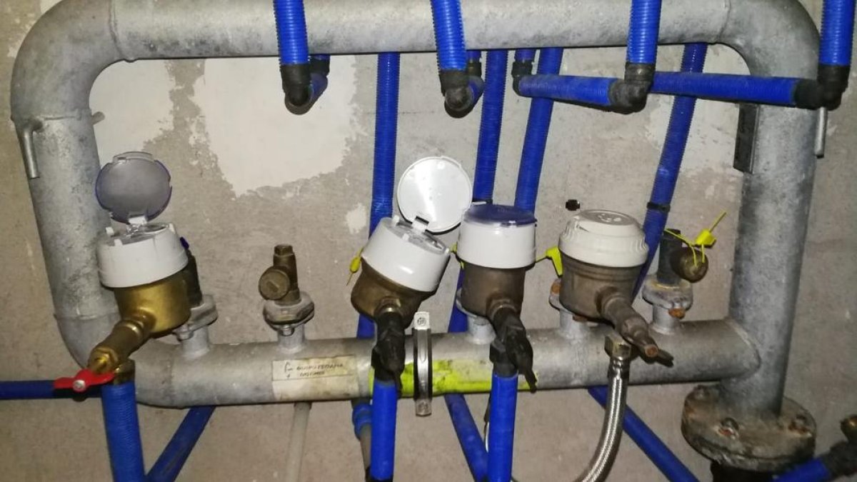 Imatge d’arxiu de l’armari de comptadors d’un bloc en el qual els de dos pisos han estat retirats.