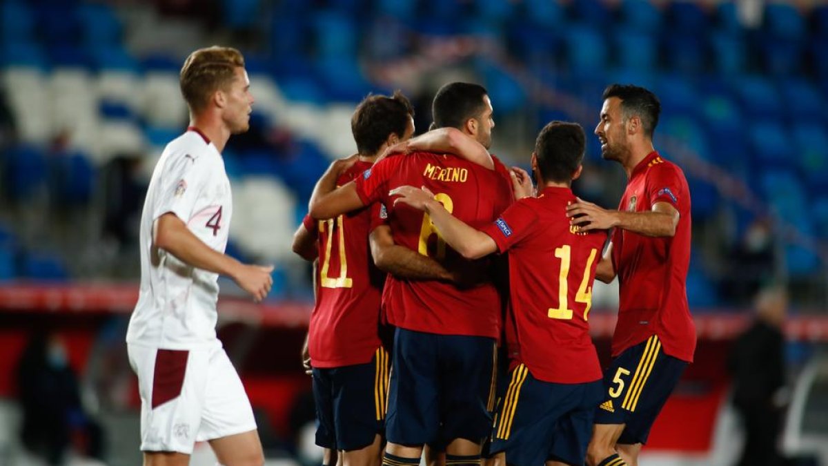 Los jugadores de la selección española celebran el único tanto del partido ante Suiza.
