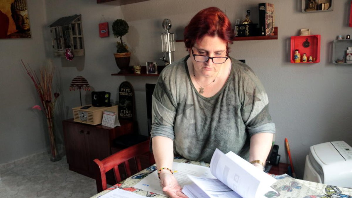 Dolors Ortiz, vecina del barrio de la Bordeta de Lleida, muestra facturas de Endesa en su domicilio.