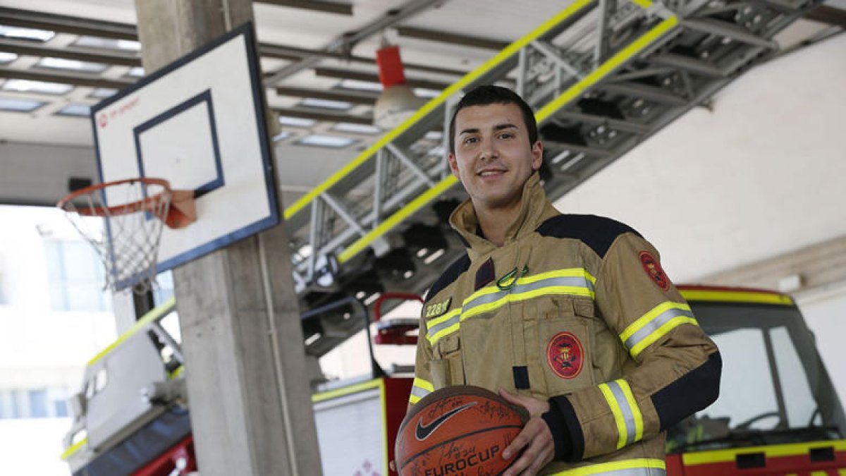 José Simeón, excapitán del Força Lleda, con su uniforme de bombero del ayuntamiento de Valencia.