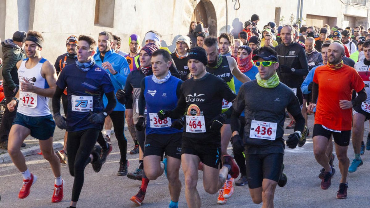 Los pilotos Àlex y Marc Márquez junto con otros participantes de la prueba en la salida.