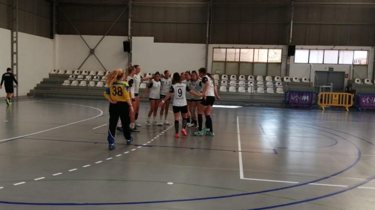 Les jugadores de l’Associació celebren el primer triomf del curs.