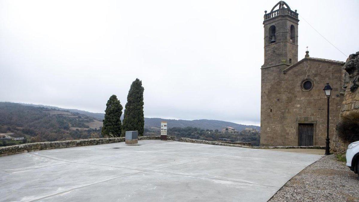 La plaza del núcleo de Lloberola, donde viven dos familias.