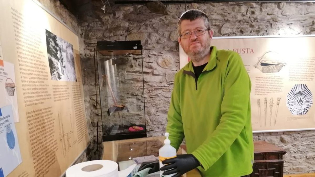 El director de l’Ecomuseu, Jordi Abella, ahir en plena neteja.
