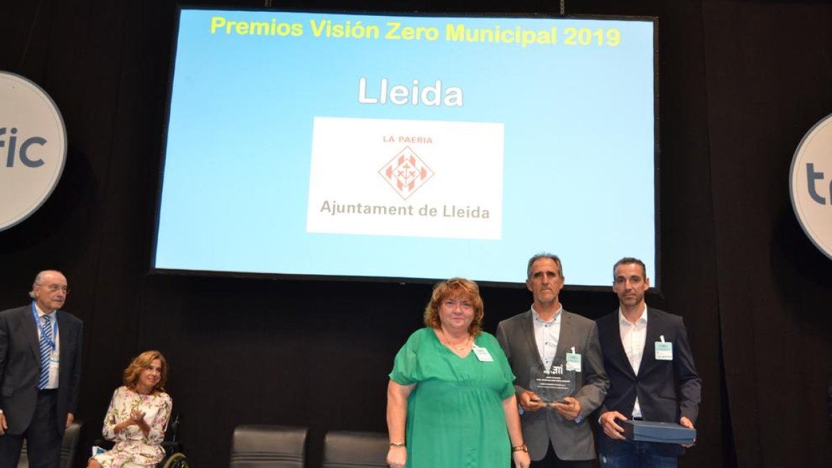 El inspector Juanjo Catalina y el cabo Carles Clarisó fueron los encargados de recoger el premio.