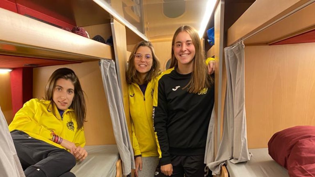 Les jugadores del Vila-sana van estrenar ahir l’autocar hotel al viatge a Astúries.