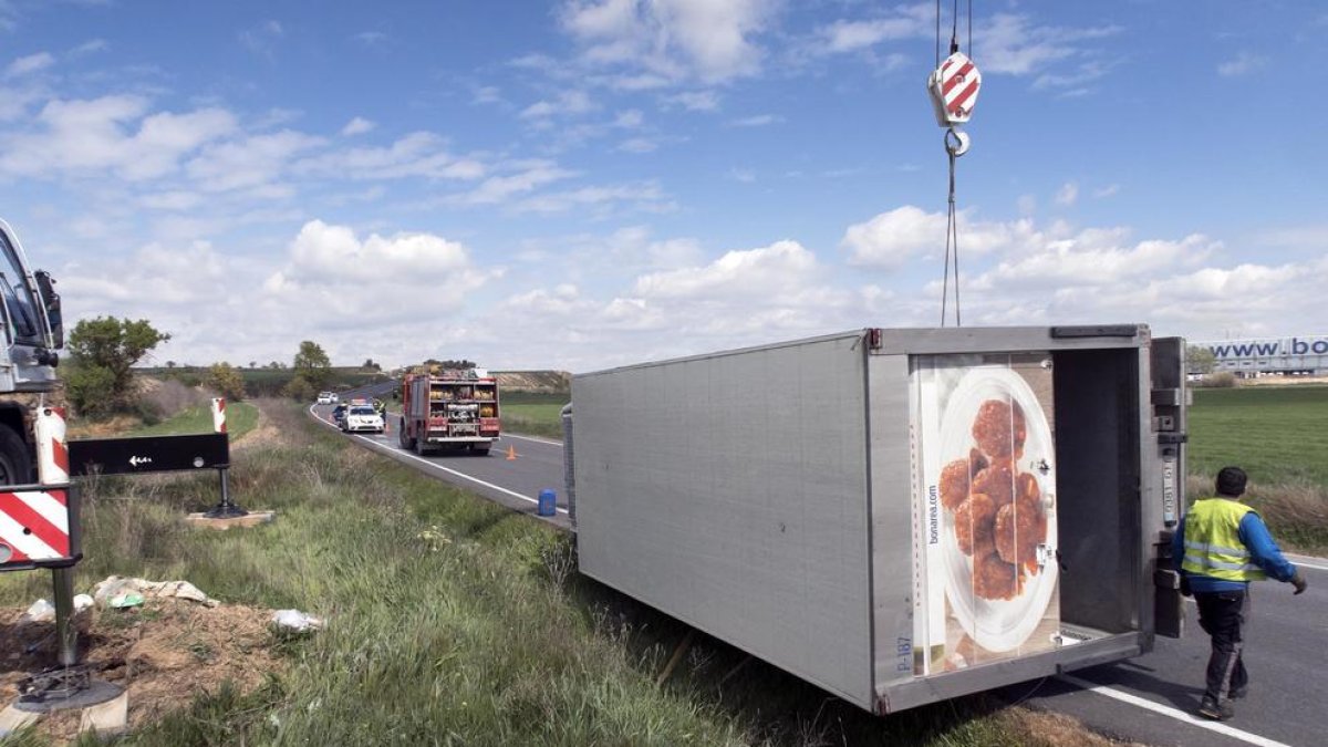 Imatge del camió bolcat a la carretera L-311 a Guissona.