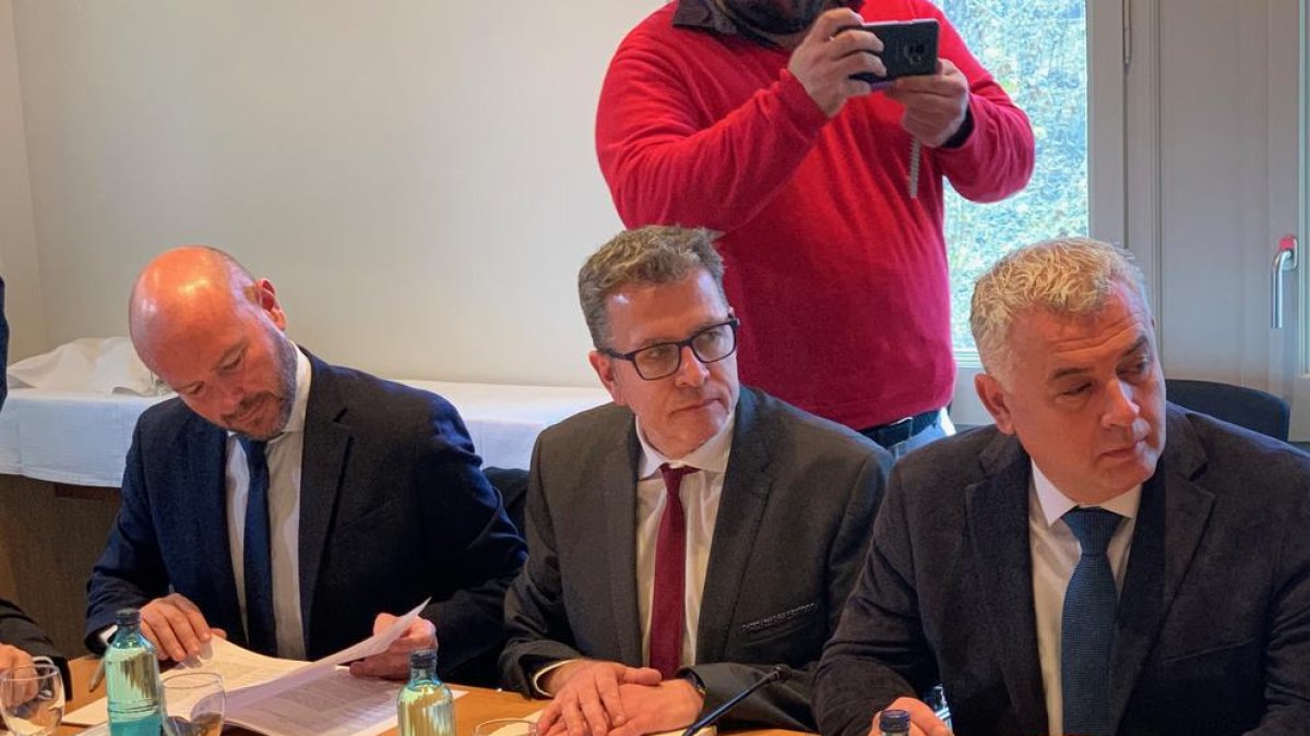 Talarn, al centre, a la reunió d’ahir a Barcelona.