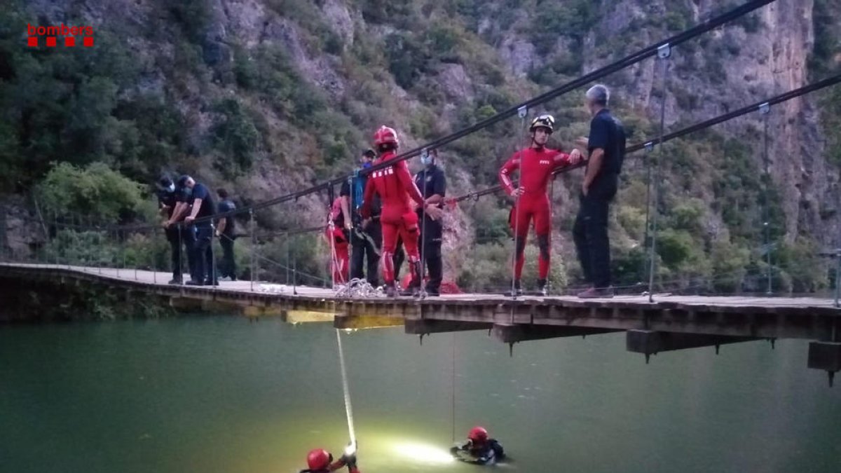 El cos sense vida del jove va ser trobat per membres de la unitat subaquàtica dels Bombers.