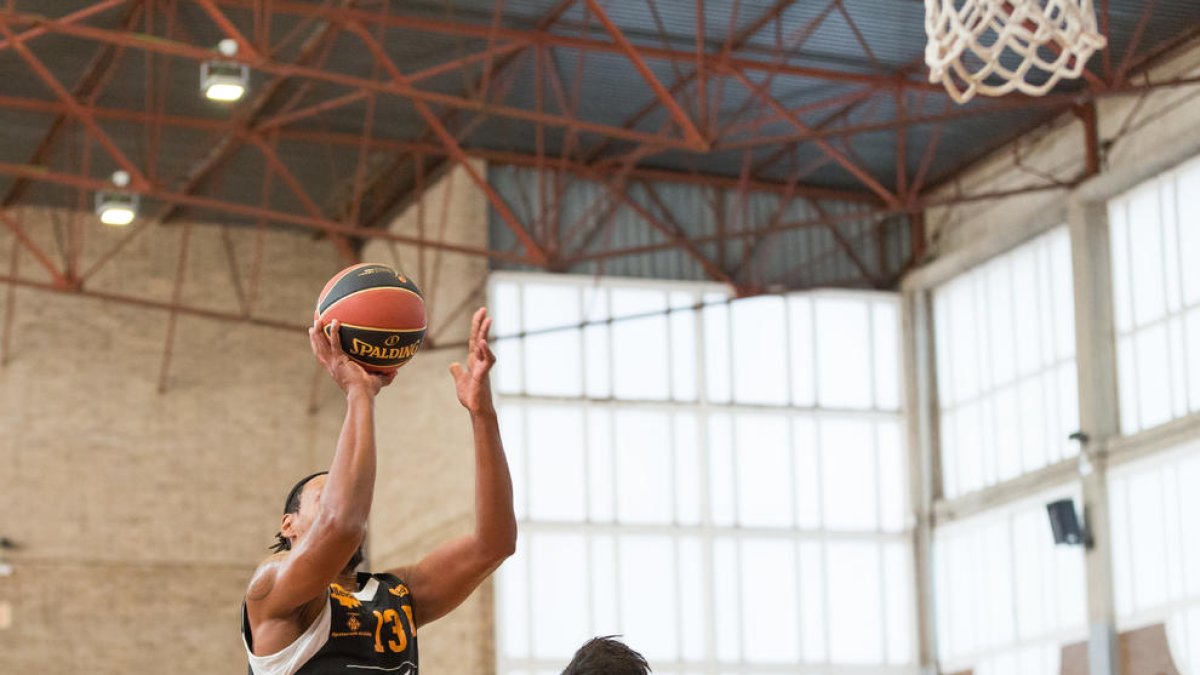 Vinicius Toledo intenta lanzar a canasta ante la defensa de Logan, que le superó claramente.