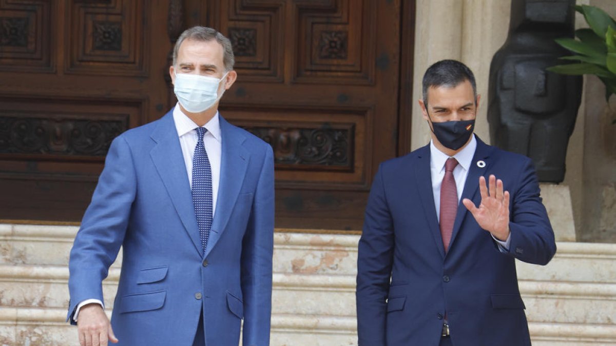 Felipe VI y el presidente del Gobierno central, Pedro Sánchez, ayer, en el Palacio de Marivent.