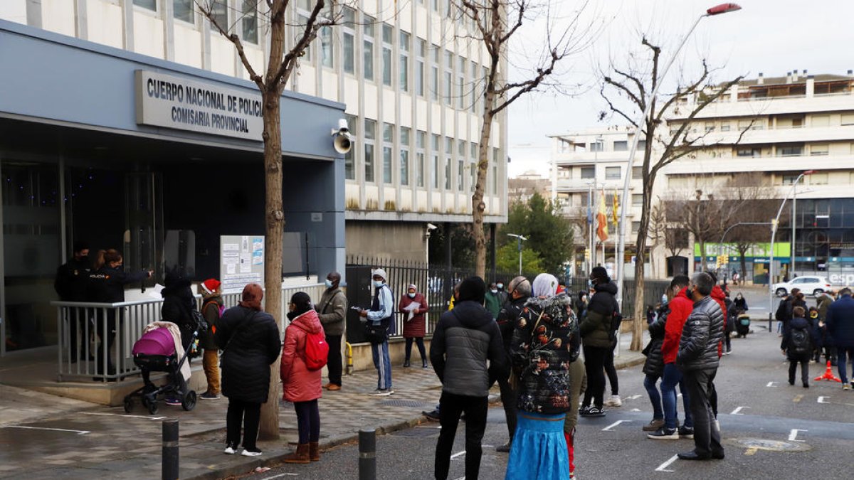 Cues per fer tràmits d'estrangeria a la comissaria de la Policia