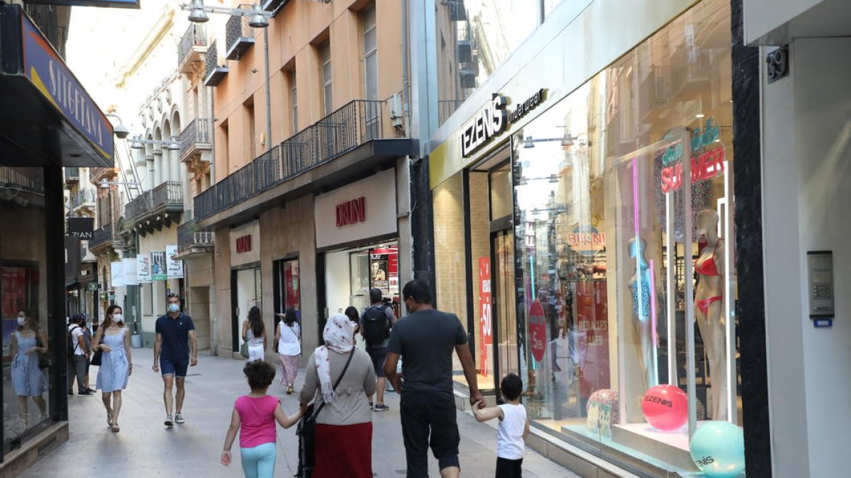 La afluencia a los comercios del Segrià ha disminuido notablemente desde el confinamiento, como se ve en esta imagen de ayer en el Eix.
