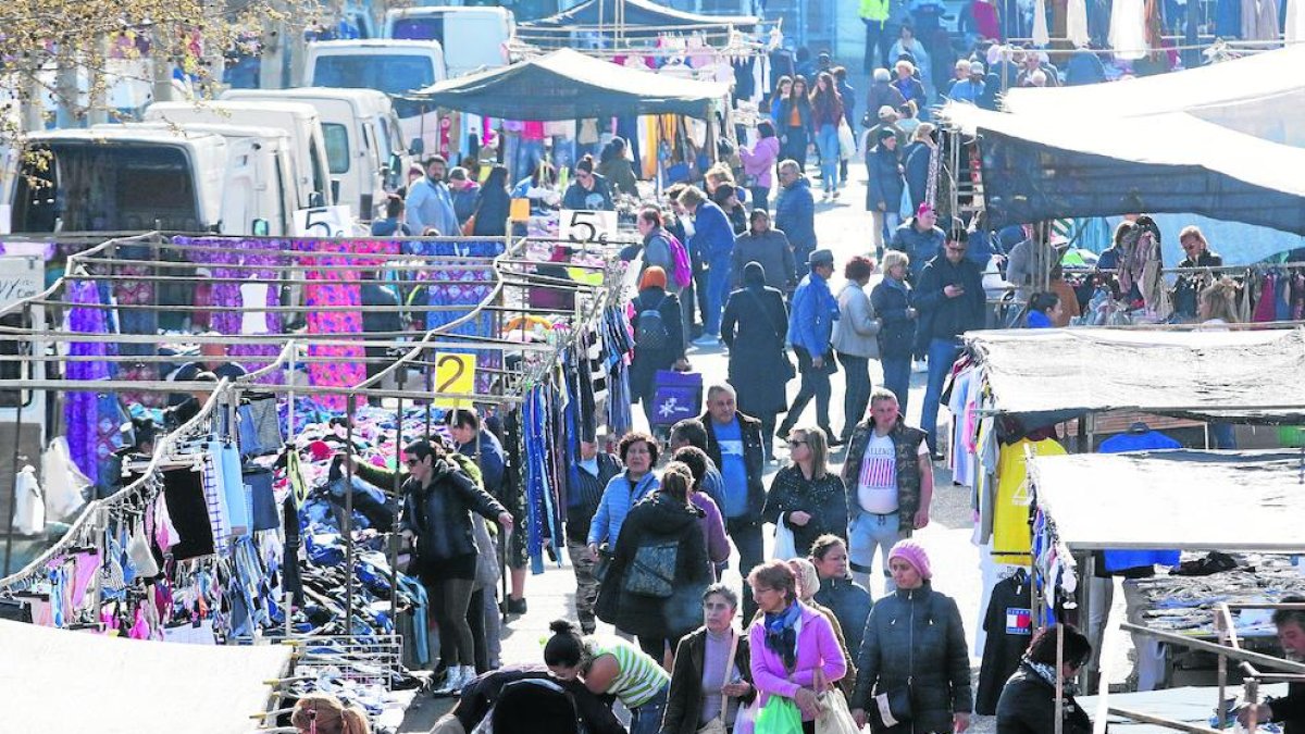 Imagen de archivo del mercadillo de ropa del Barris Nord el pasado 12 de marzo, el último celebrado.