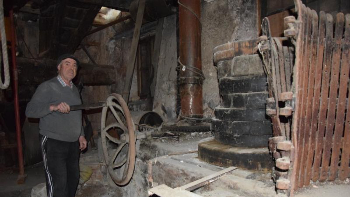 L’alcalde, Ignasi Finestres, mostra l’antic molí d’oli.