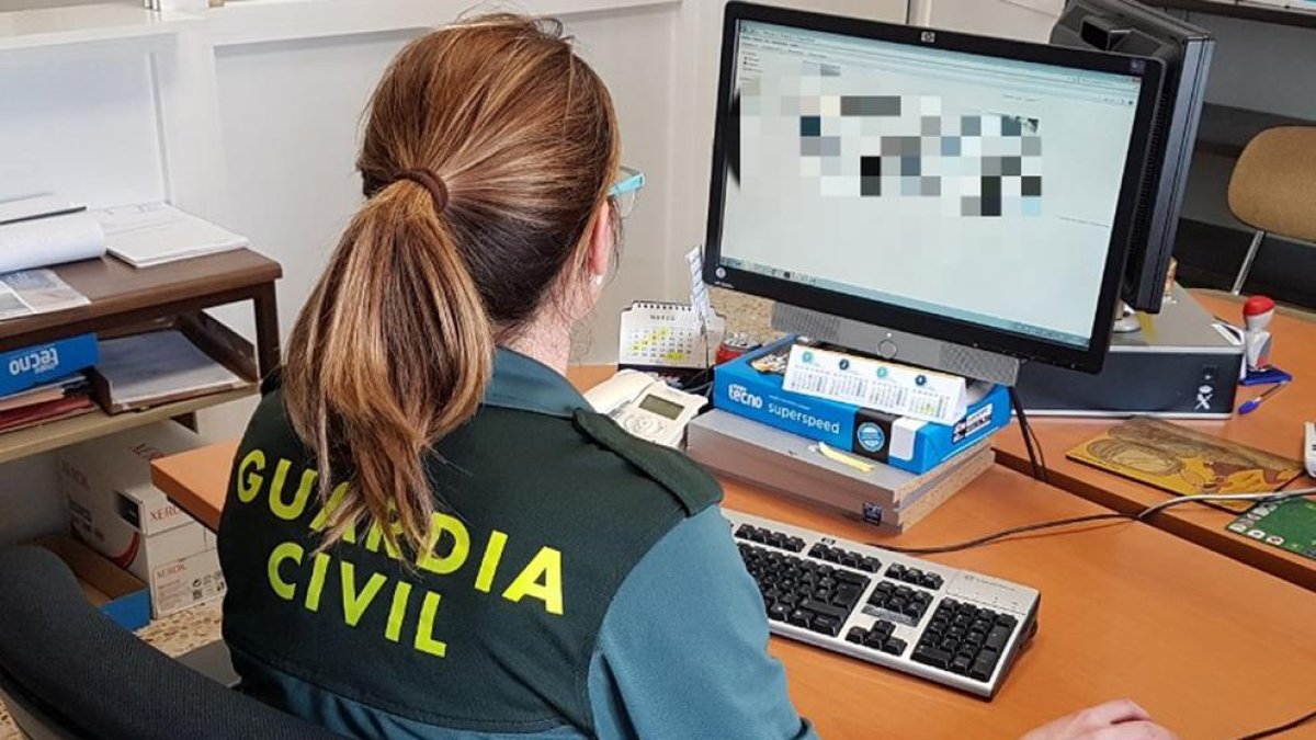 Imagen de archivo de una operación de la Guardia Civil contra la difusión de fotografías en la red.