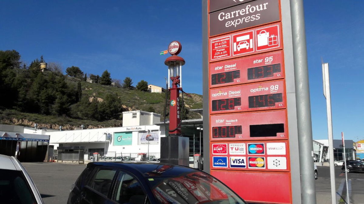Cartell amb les cotitzacions dels diferents combustibles en una estació de servei a Lleida, ahir.