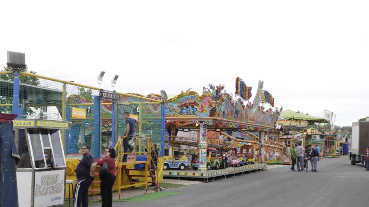 Els firaires es van instal·lar dissabte passat i ahir van obrir les portes de les atraccions.