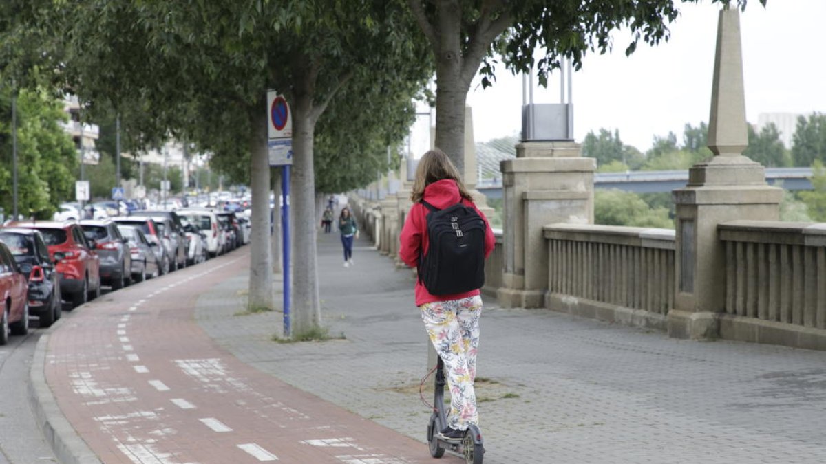 Imatge d’arxiu d’una dona en patinet elèctric pel carril bici de l’avinguda del Segre.