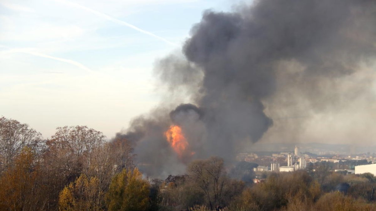 Protecció Civil recomana el confinament a població vulnerable dels municipis afectats pel fum d'un incendi a Montornès del Vallès