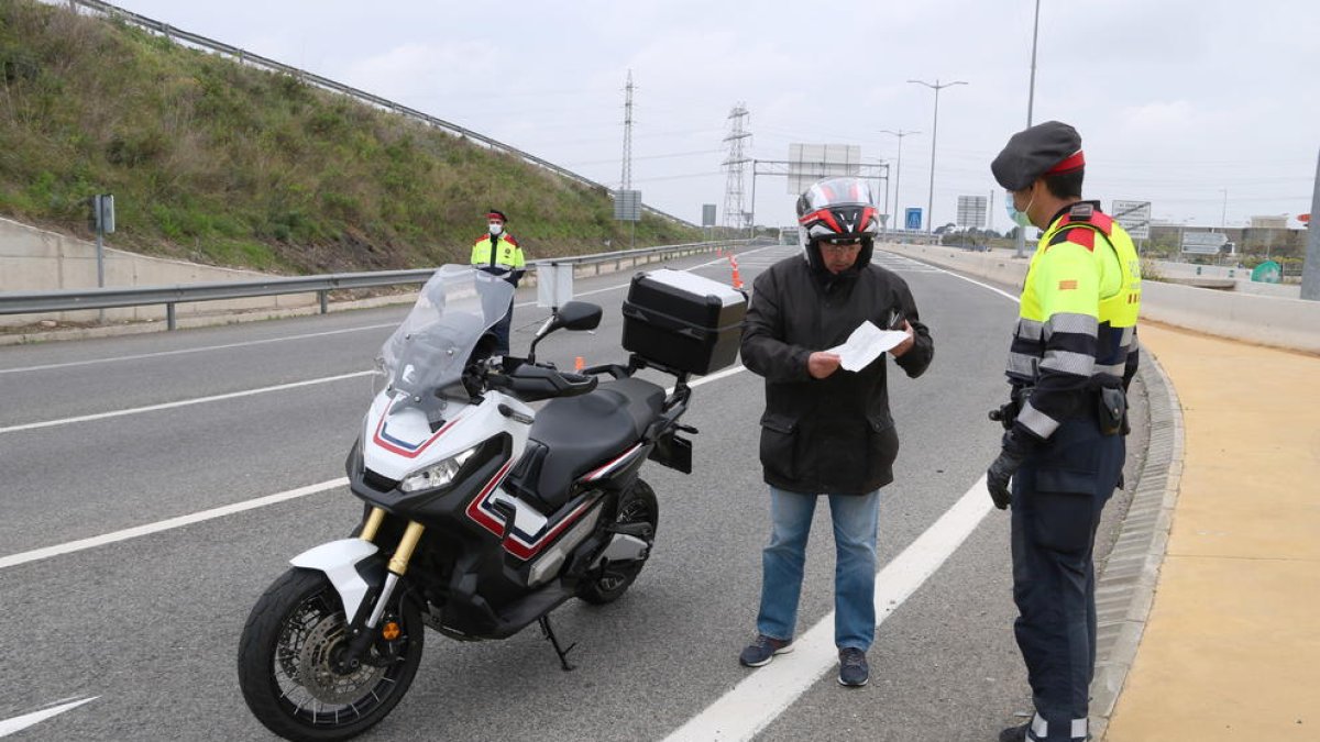 Els Mossos realitzen un control a un motorista a la T-11.