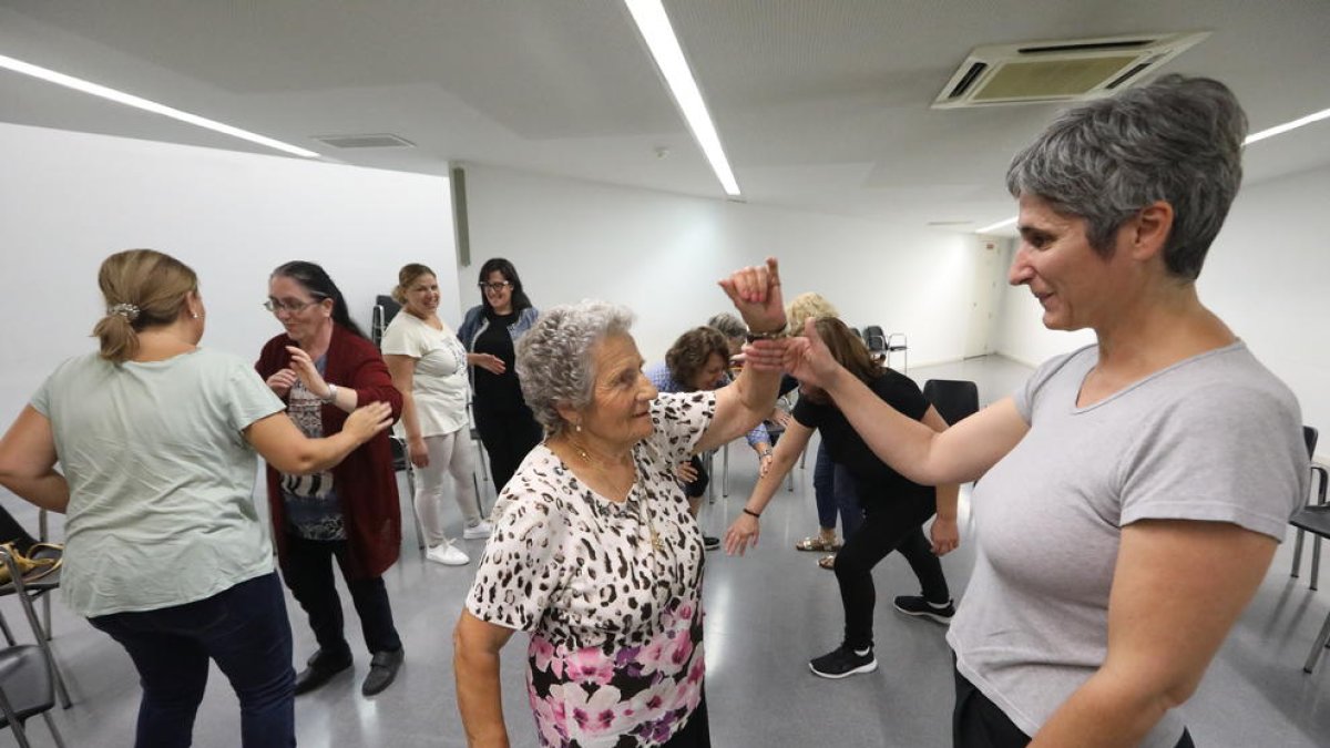 Algunas de las participantes ayer en el primera clase de autodefensa del Casal de la Dona.